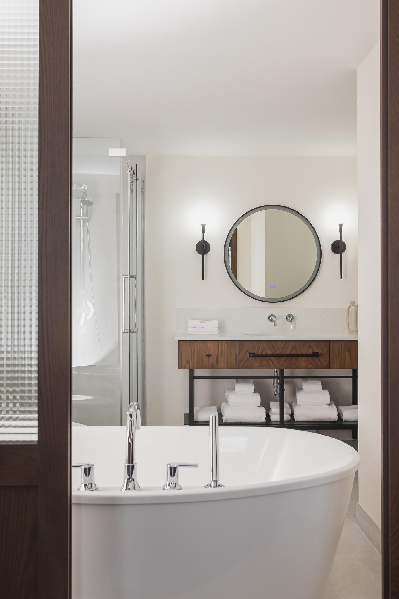 Hotel Chateau Laurier Québec bathroom with a bathtub and a vanity cabinet with a modern and neutral design