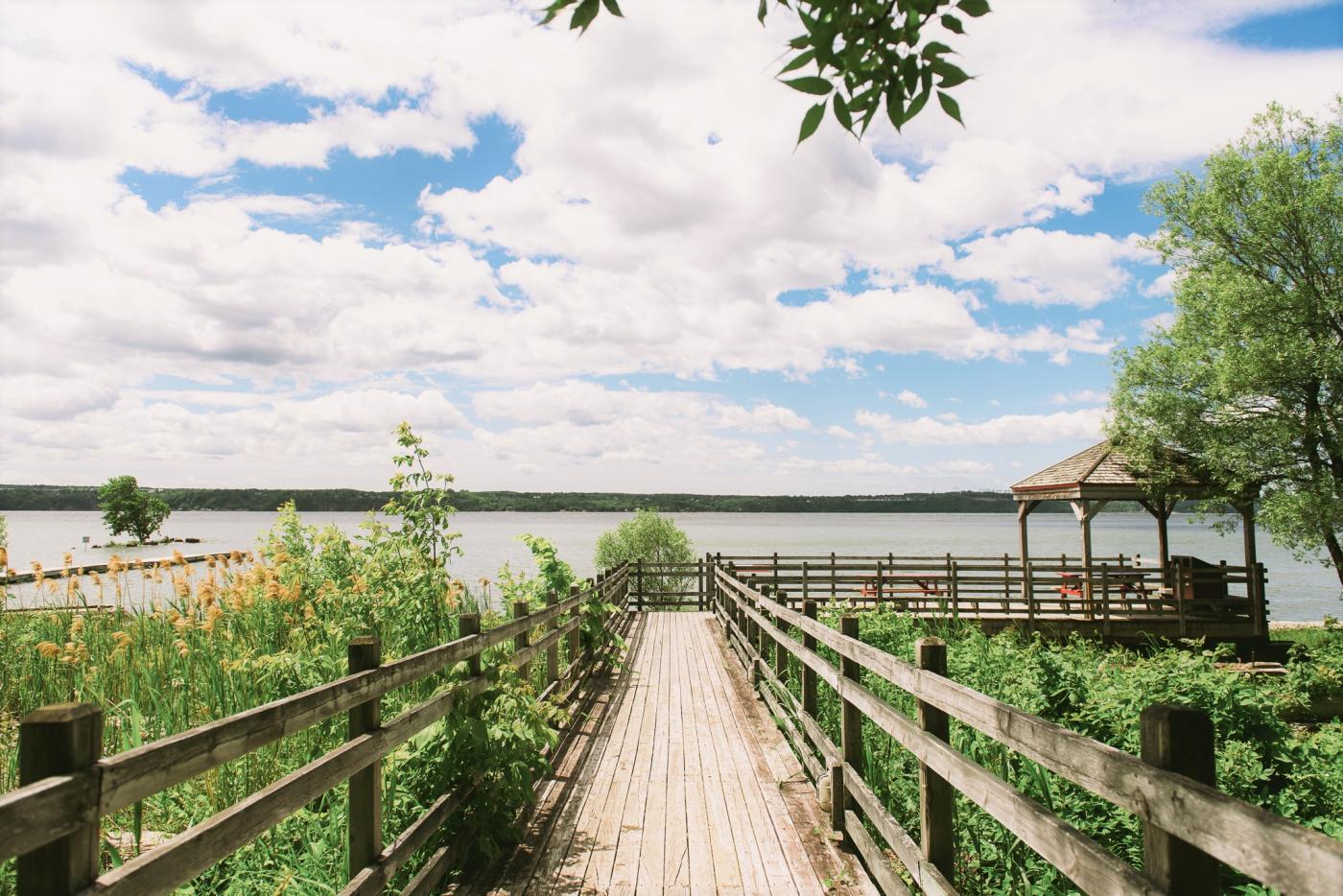 fleuve et passerelle