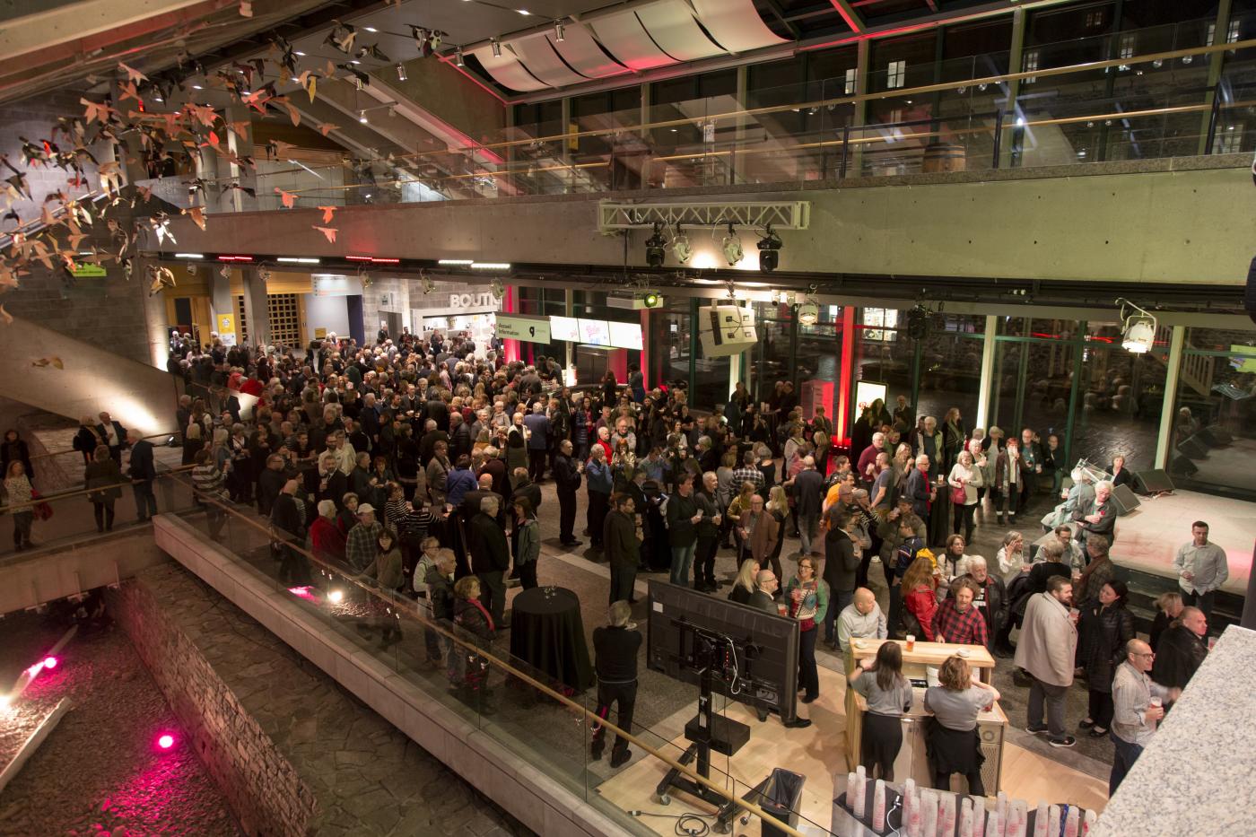 Several people are in the great hall of the Musée de la civilisation during the inauguration of the exhibition 'Broue. The Tavern Man'.
