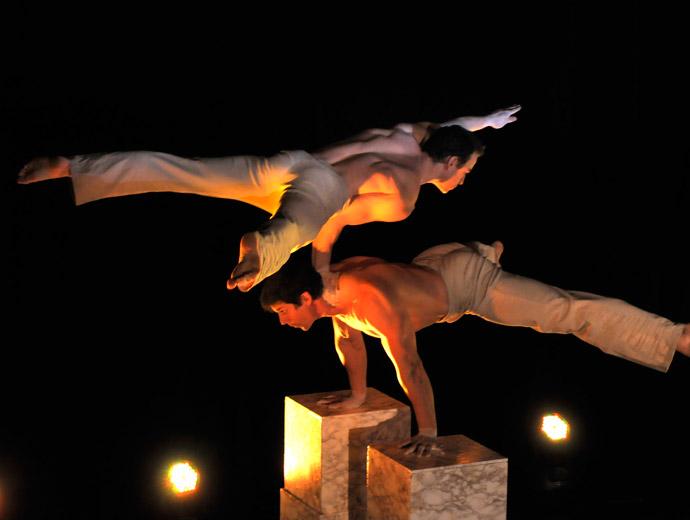 Inscript - acrobatic artists