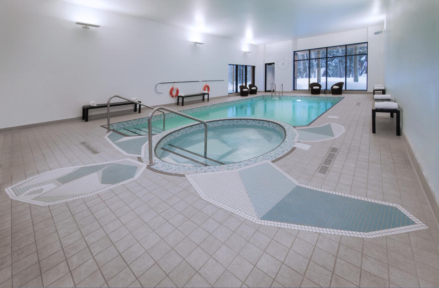 Hôtel-Musée Premières Nations - Indoor swimming pool and fitness room