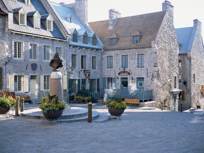 Québec City streets photograph showing the Place Royale
