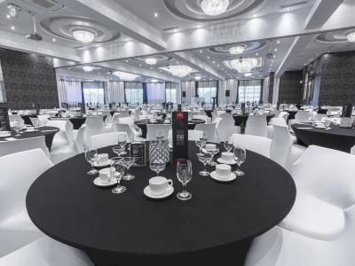 Hotel-plaza-table