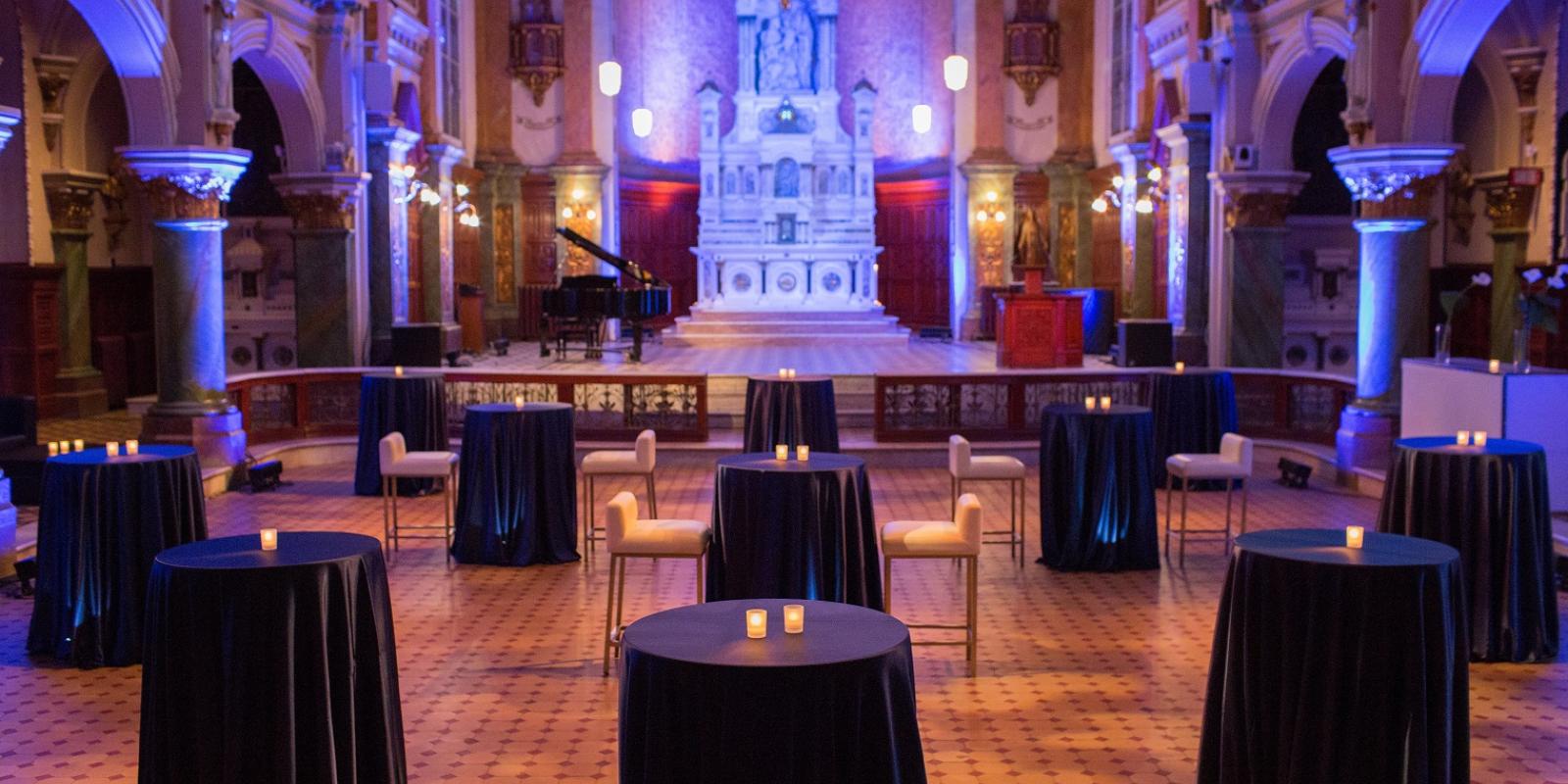 La chapelle du Musée de l'Amérique francophone  en soirée.